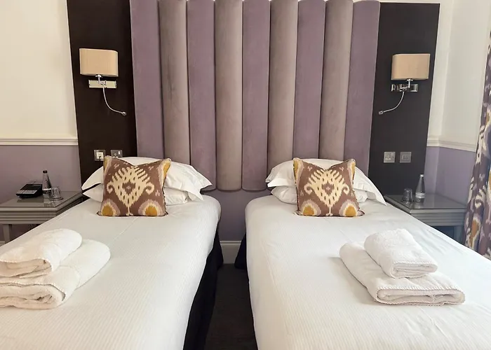 Hotel near College: The West Park Hotel